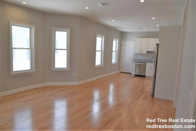 Building Photo - 226 Fellsway W