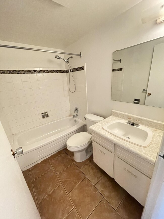 Building Photo - 1480-1480 Boundary Crescent