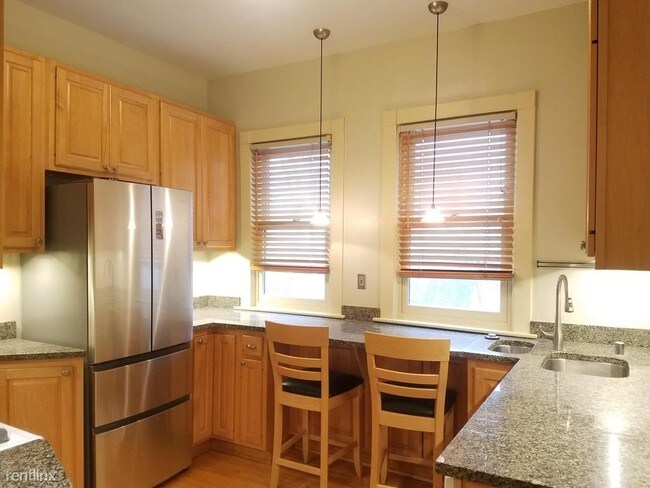 Building Photo - 2 br, 1 bath Apartment - 2756 N. Hackett Ave