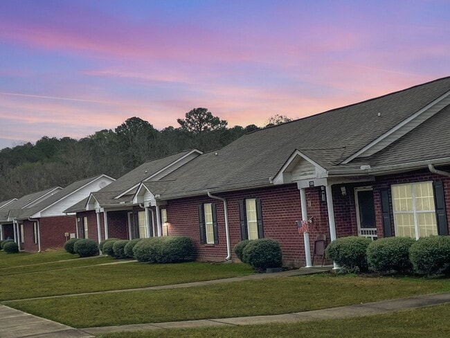 Building Photo - Single Level Home************Beautiful 1 Bedroom Villa************Brick Building