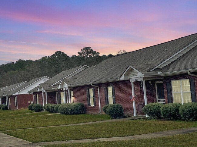 Foto del edificio - Single Level Home************Beautiful 1 Bedroom Villa************Brick Building