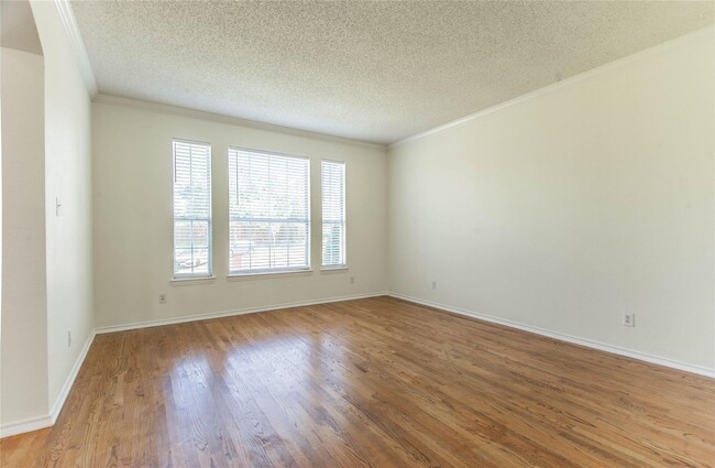 Building Photo - Nicely updated home in the heart of West P...