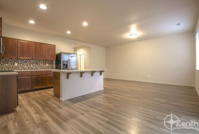 Building Photo - 1400 NE 85th Way