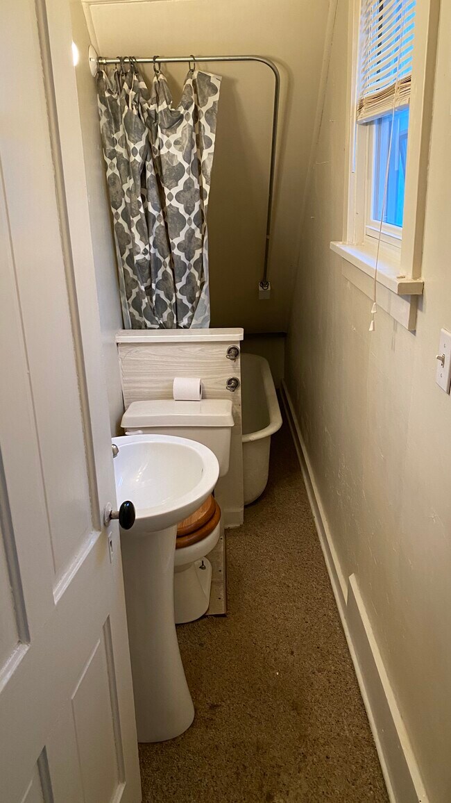 Small but Cozy Bathroom - 712 Poplar St