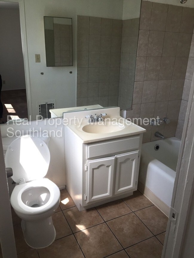Building Photo - 1 bedroom/1bth with covered parking