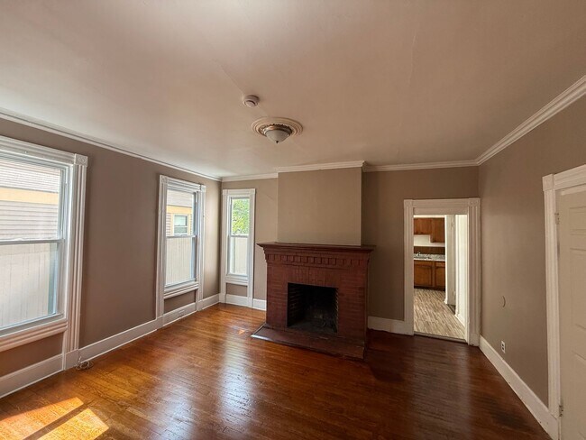 Building Photo - 870 Elm St