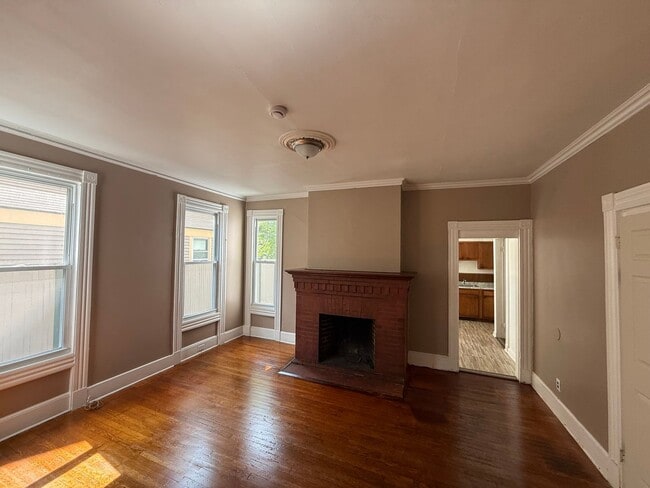 Building Photo - 870 Elm St