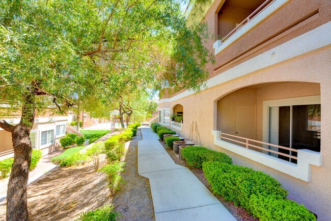 Foto del edificio - Beautiful 2BR / 2BA Renovated / Modern Condo In A Gated Complex.