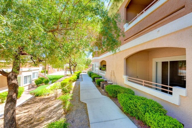 Building Photo - BEAUTIFUL BOTTOM FLOOR SPACIOUS 2 BR CONDO