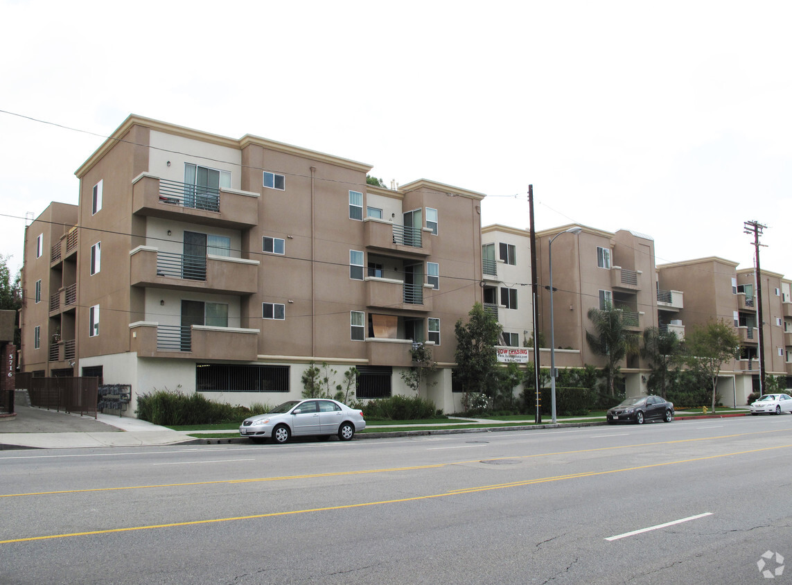 Building Photo - Laurel Canyon