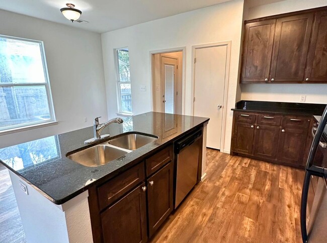 Foto del edificio - Charming 3 Bed 2 Bath Home - Fenced Backyard!