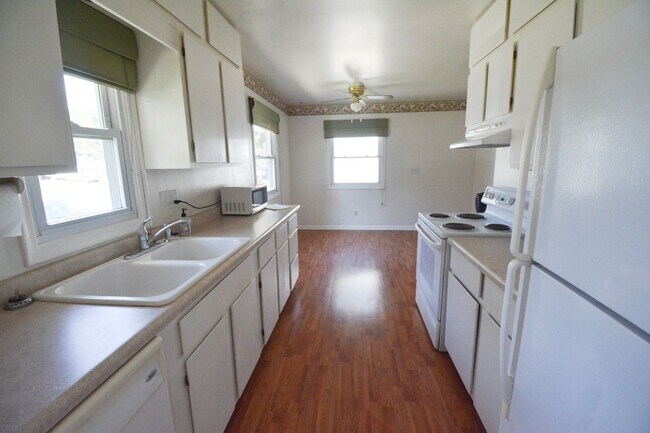 Foto del edificio - 3 Bedroom 1.5 Bath Available For Rent In Country Club Manor