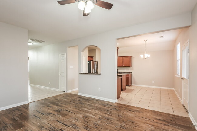 Foto del edificio - 308 Meadow Lark Ln