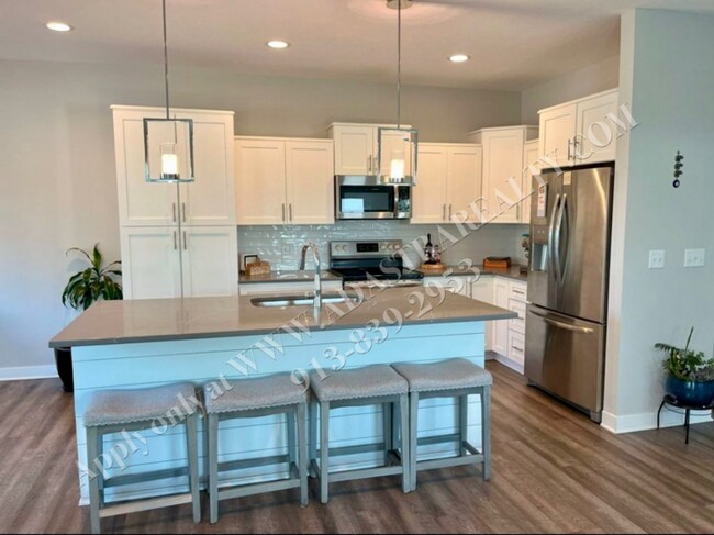 Foto del edificio - Spacious 4-Bedroom Townhome with Finished Basement in Blue Valley School District-Available NOW!!