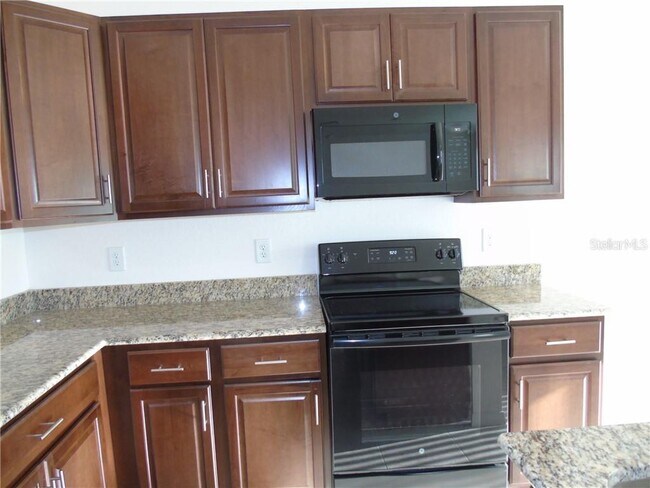 Building Photo - 3050 Beacon Dr