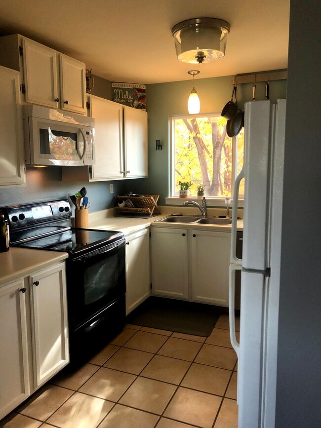 Kitchen - 3465 Lochwood Dr