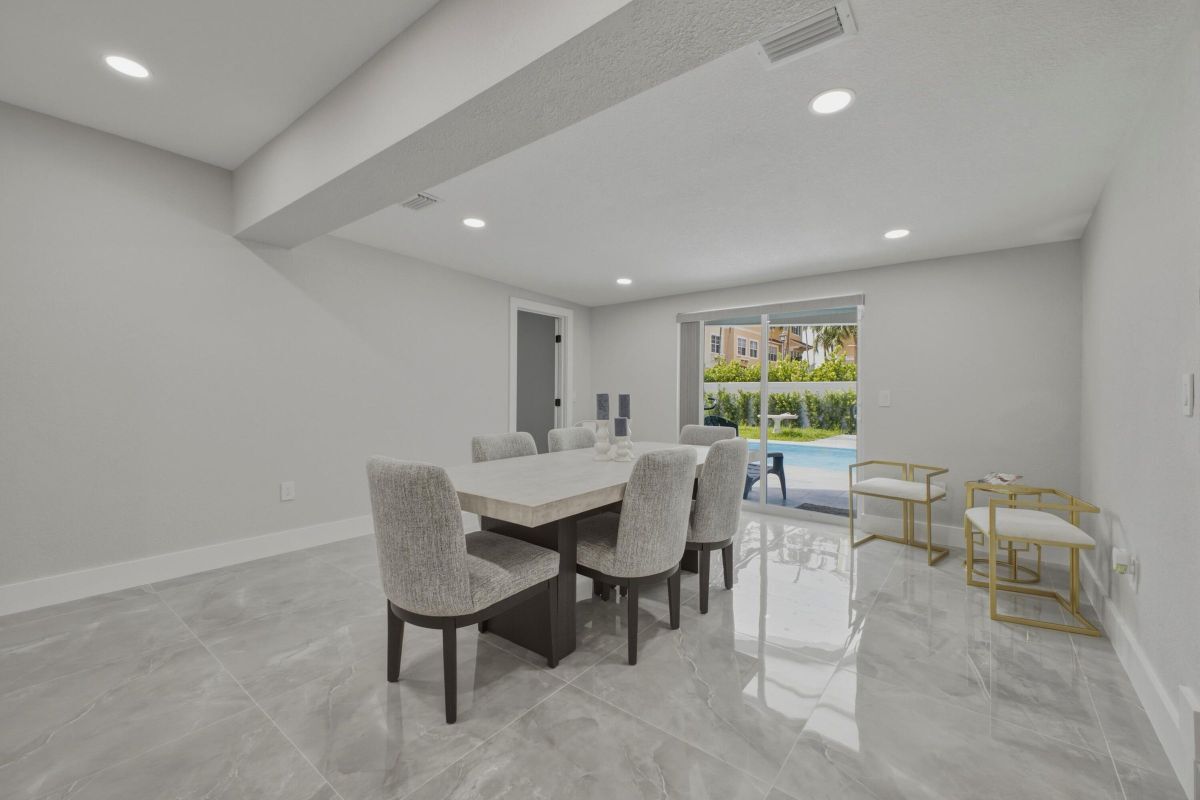 Building Photo - 632 Las Palmas Park