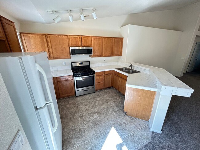Foto del edificio - Cozy 3Bed/2Bath/2Car Residence located in beautiful Summerlin!