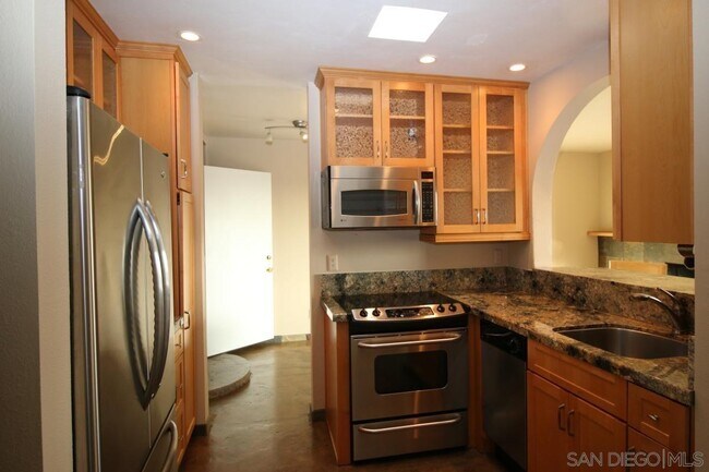 Foto del edificio - 5155 W Point Loma Blvd
