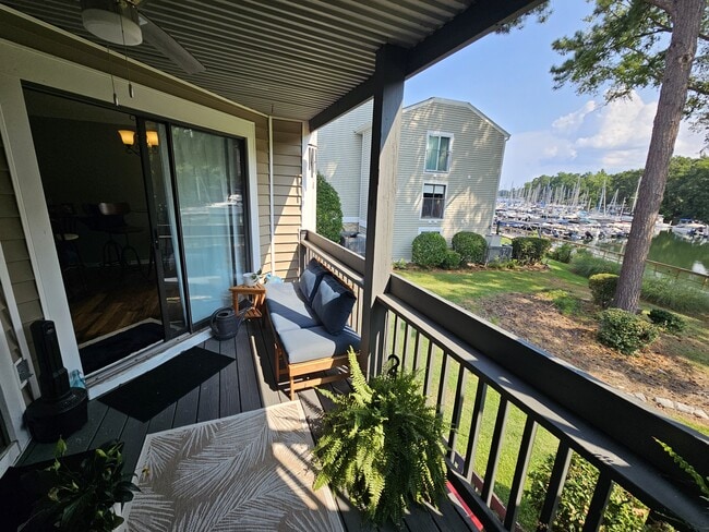 Building Photo - 246 Shoreline Dr