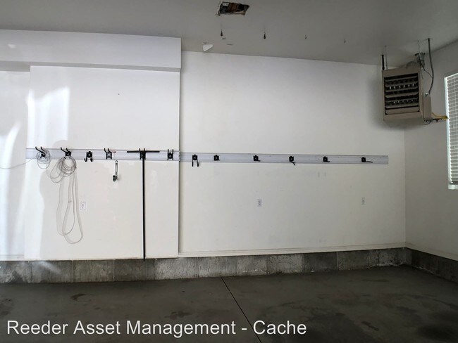 Foto del edificio - 5 br, 4.5 bath House - 345 Riverdale Ave.