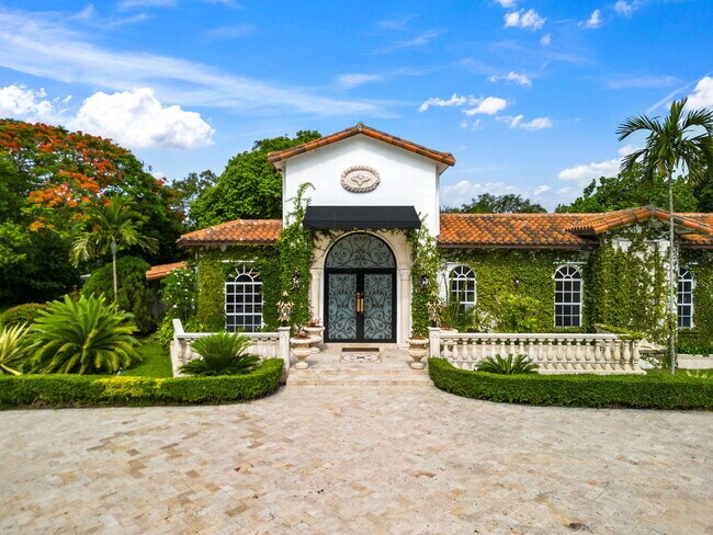 Foto del edificio - 12300 Old Cutler Rd