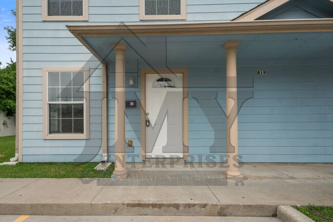 Building Photo - Duplex For Lease
