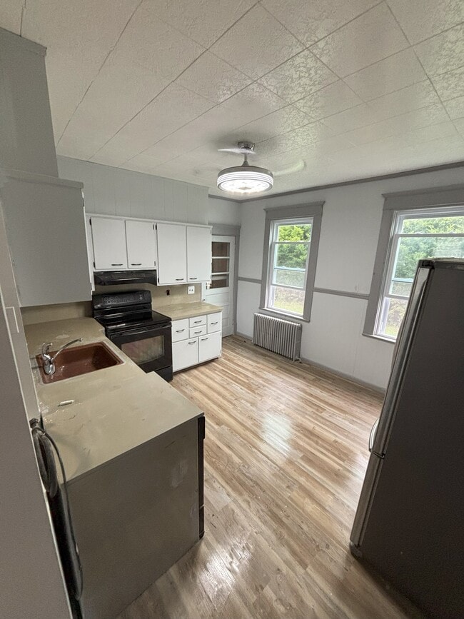 Kitchen - 42 Wyoming St