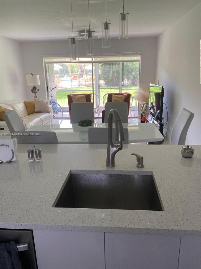 Foto del edificio - 8838 W McNab Rd
