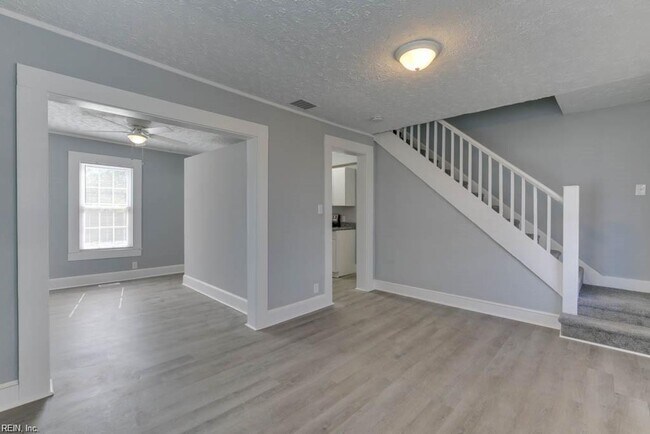 Foto del edificio - 2bedroom Townhouse Duplex- Huge Yard. May 1 move  in!!!