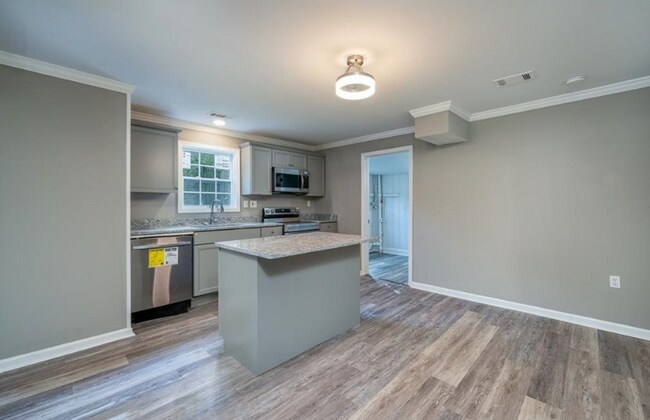 Foto del edificio - Room in House on Grand Ave SW