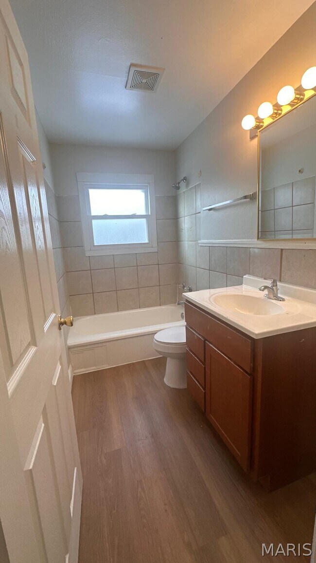 Foto del edificio - 3437 Elmhurst Dr