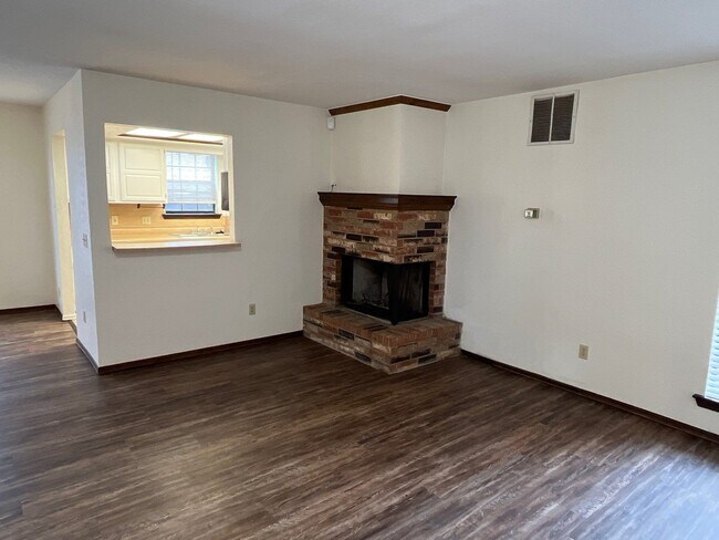 Foto del edificio - 2 bedroom 1.5 bath (I-235 and Kilpatrick T...