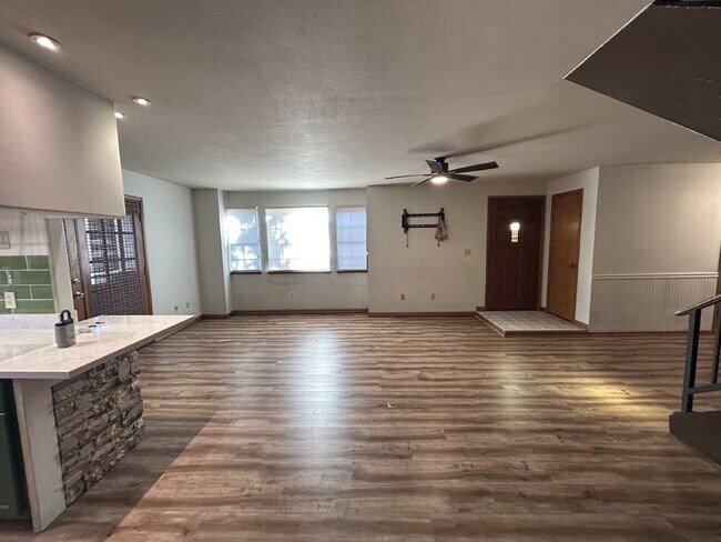 Foto del edificio - "Charming 2-Bed Townhouse Oasis with 2.5 Baths in Prime Las Vegas Location!"