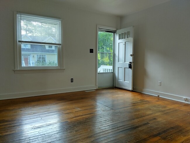 Building Photo - Lovely single family home available in the...