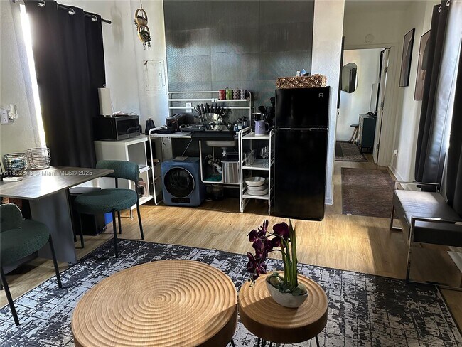 Foto del edificio - 910 NE 81st St