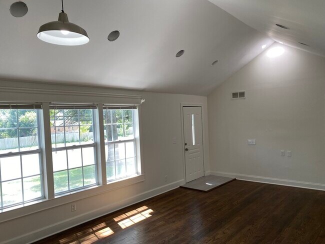 Building Photo - Completely Renovated Ranch
