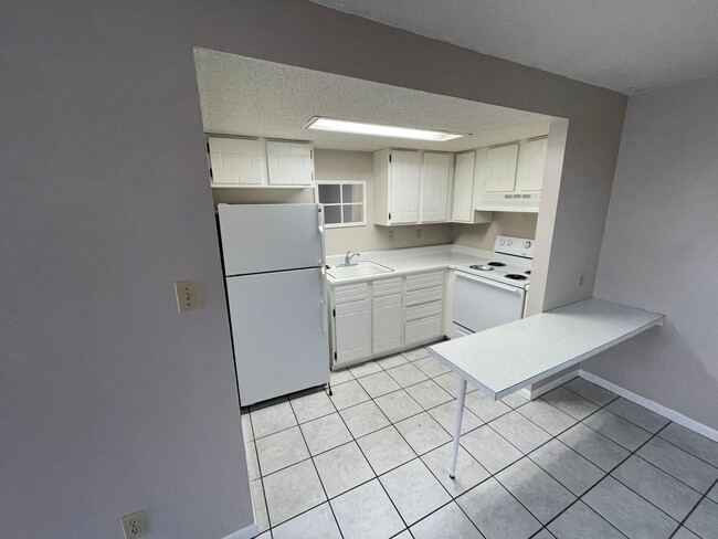 Foto del edificio - Studio apartment 1/2 block from campus. Av...