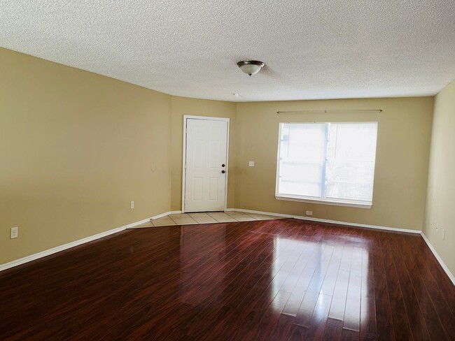 Building Photo - 2 bed 2 bath - 1st floor condo for rent
