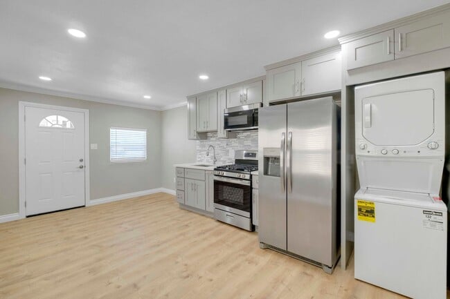 Building Photo - Bungalow style apartment on a quiet property is now available!