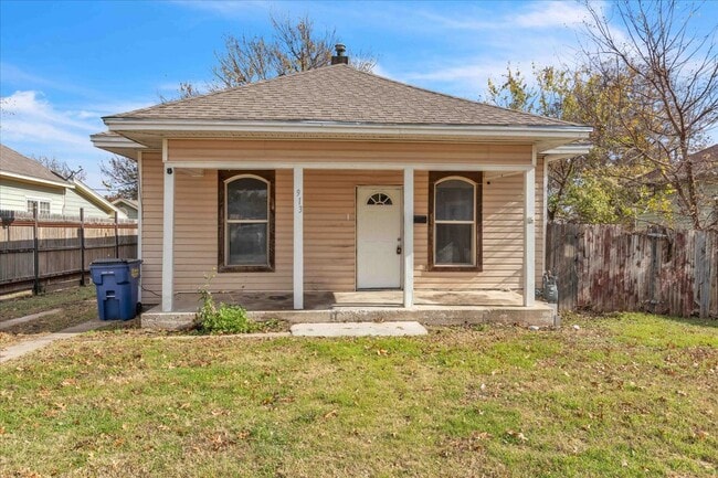 Building Photo - 913 S Hoff Ave