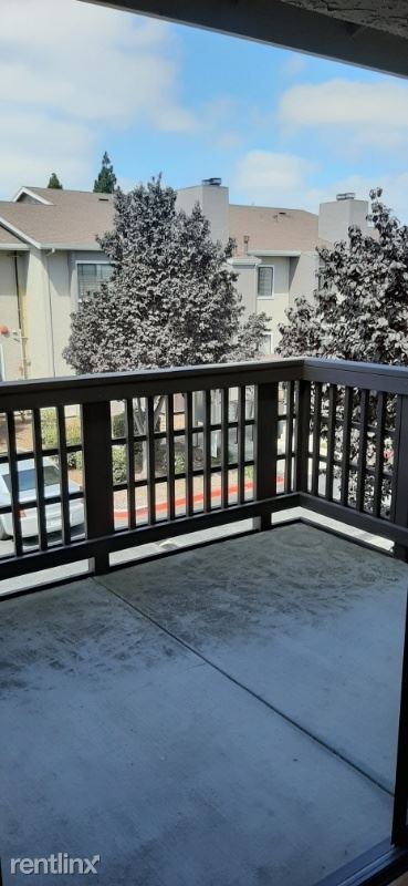 Building Photo - 2 br, 2 bath Condo - 427 W Laurel Dr #L