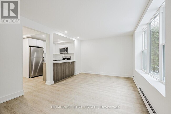 Photo du bâtiment - 100 Liberty St N