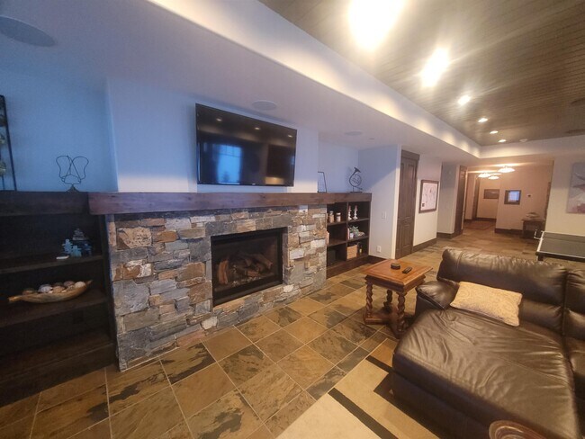 Foto del edificio - 480 Interlaken Dr