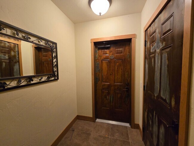 Foto del edificio - For Rent: Luxury Furnished Riverside Townhome *All Utilities Included*