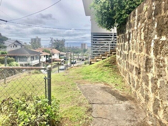 Foto del edificio - 2 bedroom 1 bathroom perched on the hillsi...