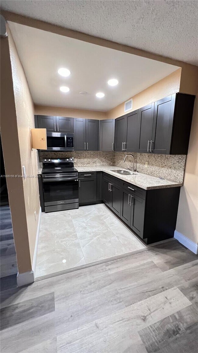Foto del edificio - 301 NW 177th St