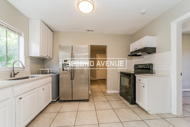 Building Photo - 1546 Van Buren ST