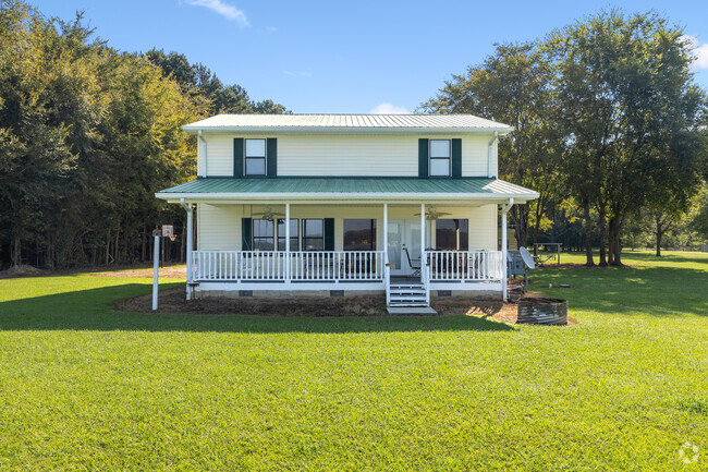 Spacious Yard with Patio, Outdoor Grill, Mini Basketball, Outdoor seats and tables - 1090 Quail Trl