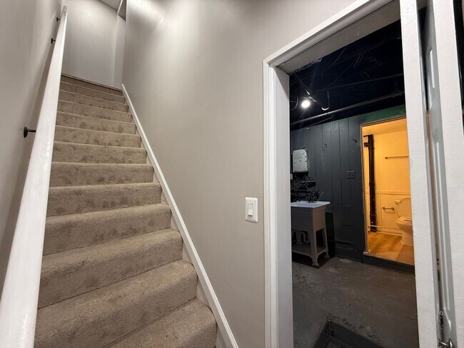 Building Photo - 912 Rothpletz St